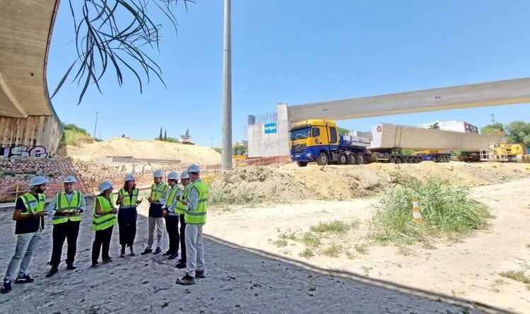 Avance en el carril BUS-VAO de Mairena del Aljarafe con la colocación de vigas del viaducto