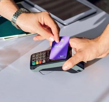 Vivid y Adyen lanzan solución de pagos instantáneos para empresas en Europa