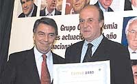 Enrique Lacalle, presidente de Barcelona Meeting Point, recibió el Premio Especial a la Promoción del Sector Inmobiliario Español a Nivel Internacional por su actuación al frente de este salón. Entregó el galardón Raúl Heras, editor de Grupo Códice.