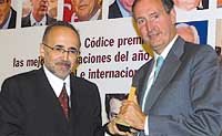 Mejor Proyecto Internacional. Antonio García Ferrer, presidente de Dragados, recibió este galardón por el puente Juscelino Kubitschek (Brasil). El consejero de Cultura de la Embajada brasileña en España hizo entrega de este reconocimiento.