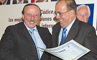Mejor Empresario. Jose Manuel Loureda recibió este reconocimiento por su labor al frente de Sacyr, que ha resuelto con éxito la fusión con Vallehermoso, primera inmobiliaria española. Entregó el premio Rafael Santamaría, presidente de Asprima.