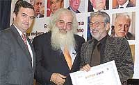 Mejor Proyecto de Arquitectura. Oscar Tusquets y Sigfrido Herráez, presidente de la EMV, recibieron el galardón, entregado por el decano del Colegio de Arquitectos de Madrid, Ricardo Aroca, por la rehabilitación de los cuarteles de Daoiz y Velarde.