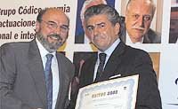 Mejor Oferta Hipotecaria. Enrique García, director general del Grupo Santander, en representación de Santander Central Hispano, recibió este reconocimiento, entregado por Gregorio Mayayo, presidente de la Asociación Hipotecaria Española.