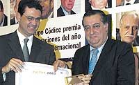 Mejor Acción de Medio Ambiente. José Luis Llove, consejero delegado de Aguas de Barcelona, recogió este galardón de manos de Pascual Fernández, secretario de Estado de Aguas y Costas de Medio Ambiente, por la labor de la compañía durante 125 años.